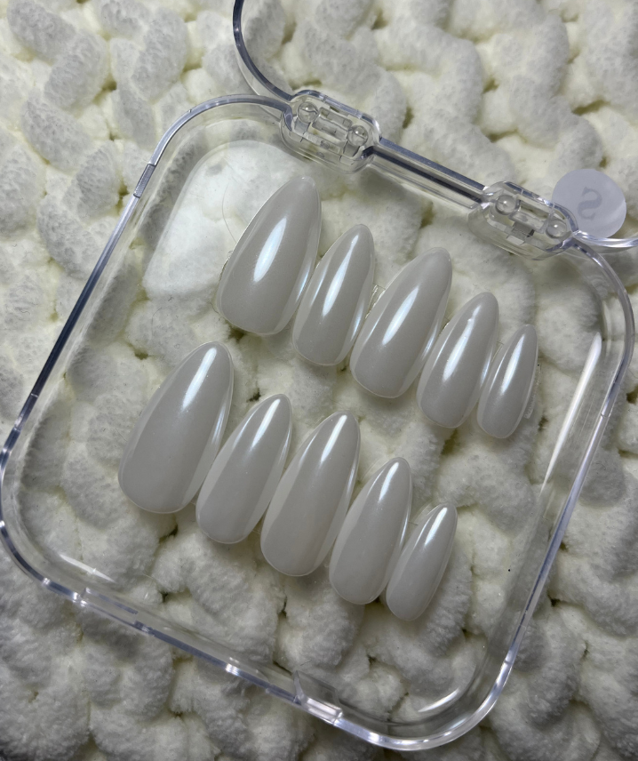 Milky White Press-On Nails - Minimalist Clean Girl - Clean Girl Aesthetic - Wedding & Everyday Nails - Clean Girl Aesthetic - PN251132